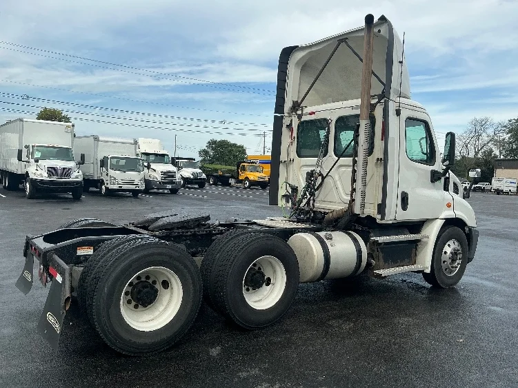 2020 Freightliner Cascadia in Evansville, IN — photo 7