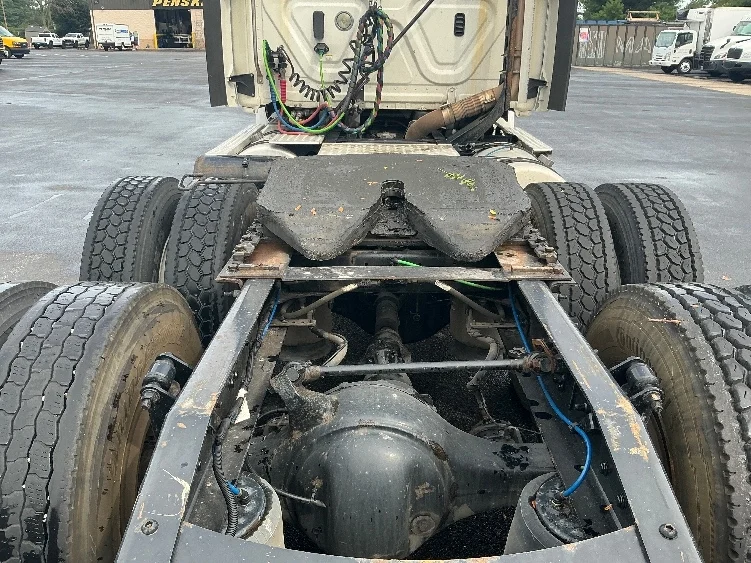 2020 Freightliner Cascadia in Evansville, IN — photo 6