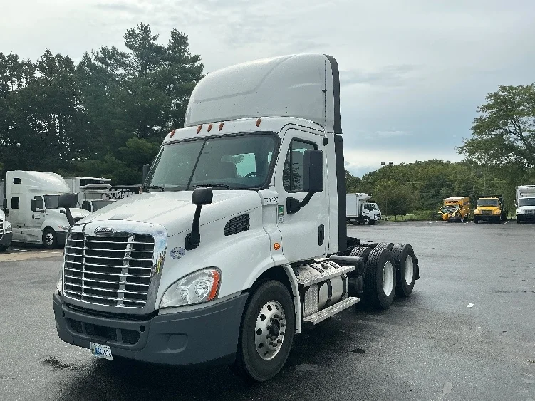 2020 Freightliner Cascadia in Evansville, IN — photo 3