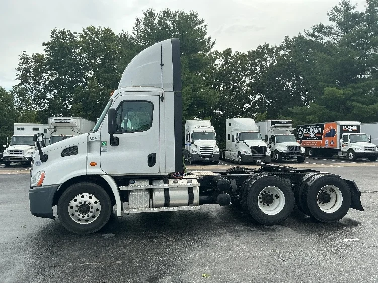 2020 Freightliner Cascadia in Evansville, IN — photo 4