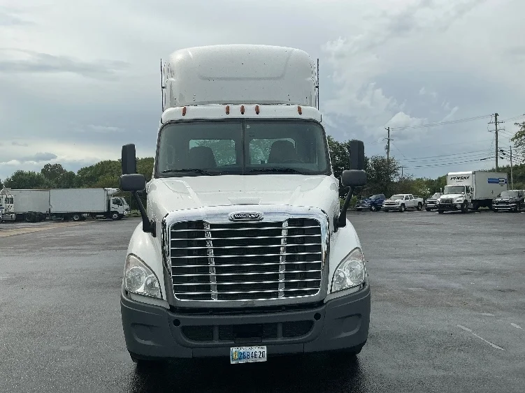 2020 Freightliner Cascadia in Evansville, IN — photo 2