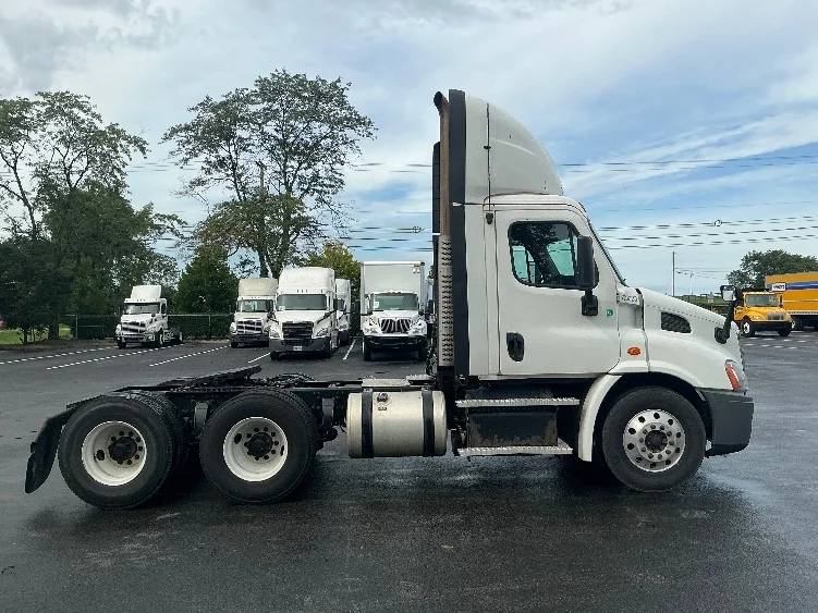 2020 Freightliner Cascadia in Evansville, IN — photo 8