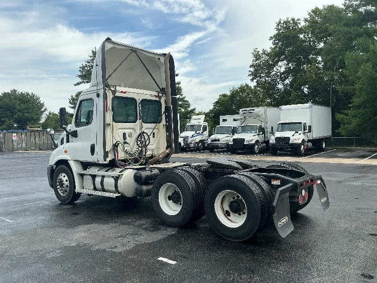 2020 Freightliner Cascadia in Evansville, IN — photo 5