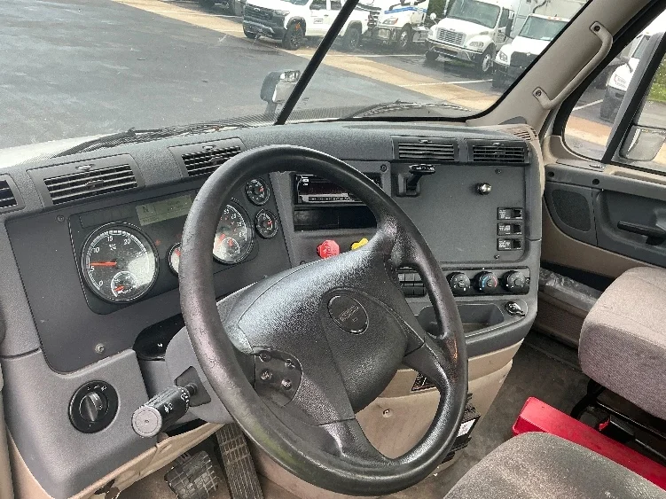 2020 Freightliner Cascadia in Evansville, IN — photo 10
