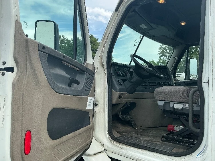 2020 Freightliner Cascadia in Evansville, IN — photo 9