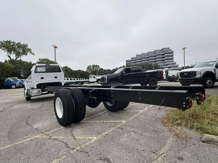 2027 Ford F-750 — photo 8
