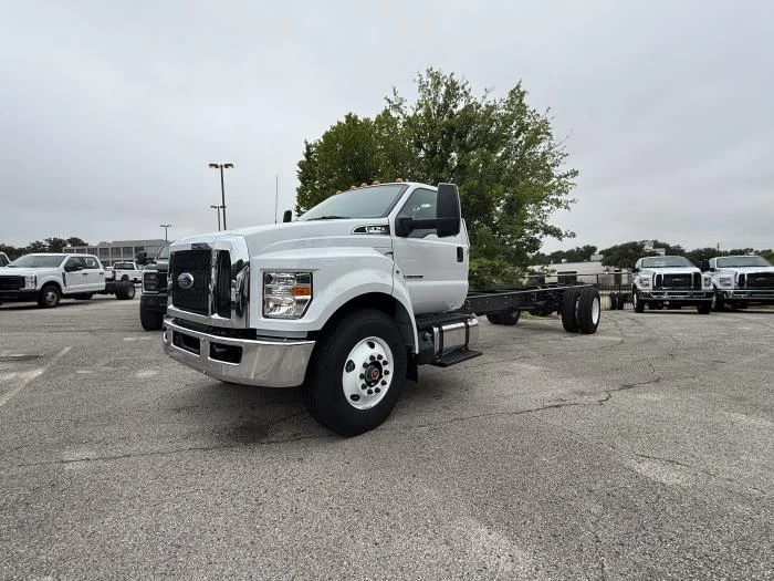 2027 Ford F-750 — photo 2