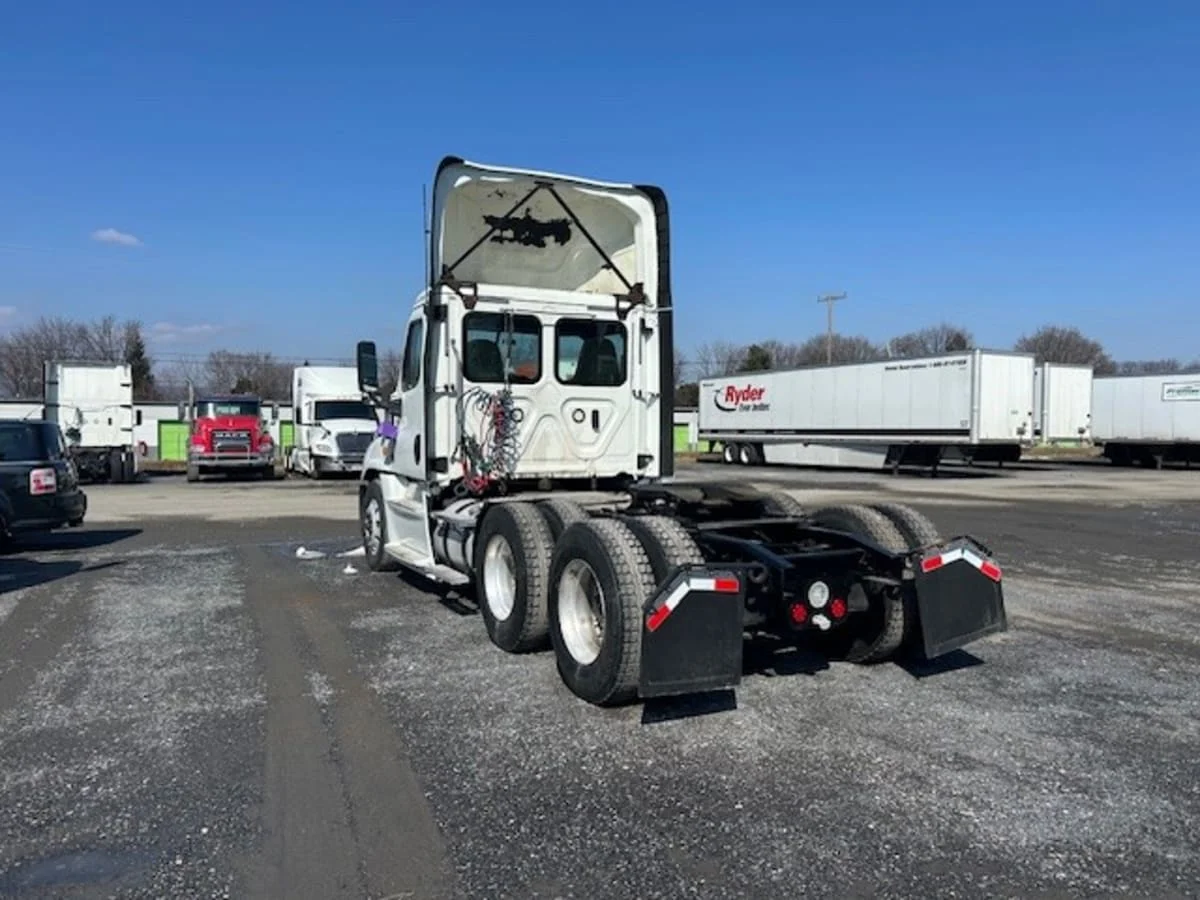 2018 Freightliner Cascadia in Allentown, PA — photo 6