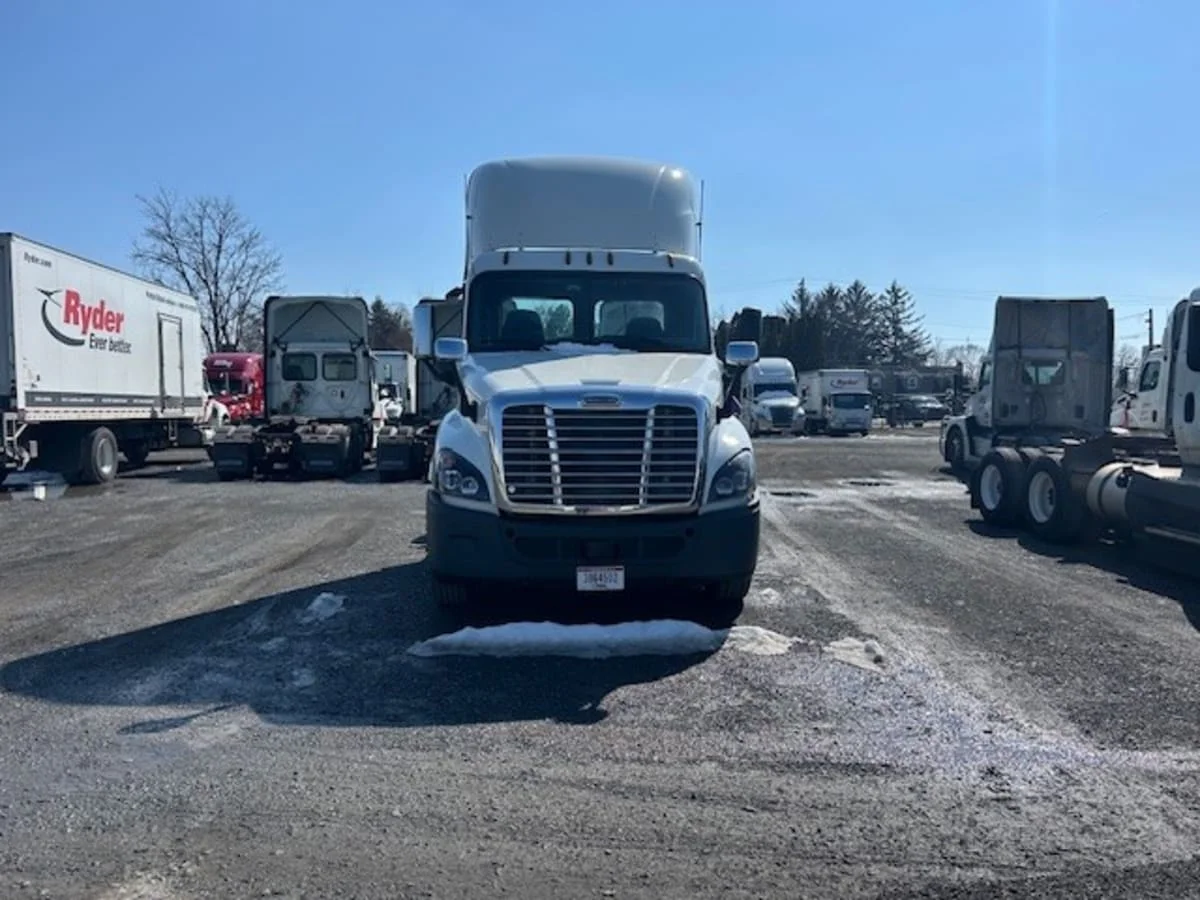 2018 Freightliner Cascadia in Allentown, PA — photo 2