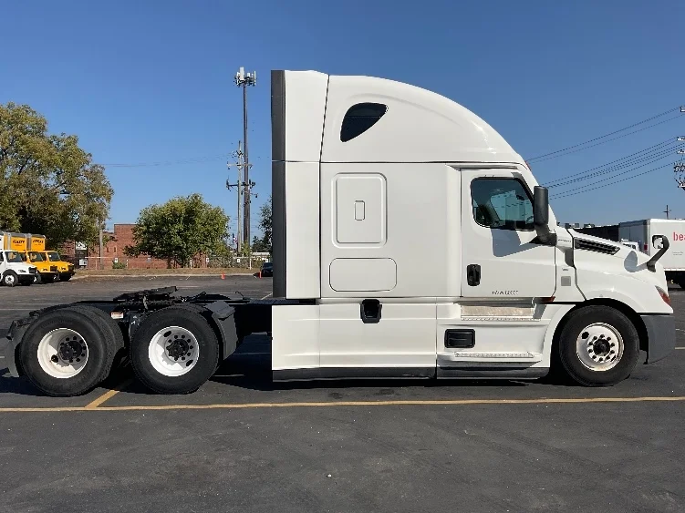 2022 Freightliner Cascadia in Oakwood Village, OH — photo 8