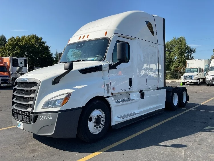 2022 Freightliner Cascadia in Oakwood Village, OH — photo 3