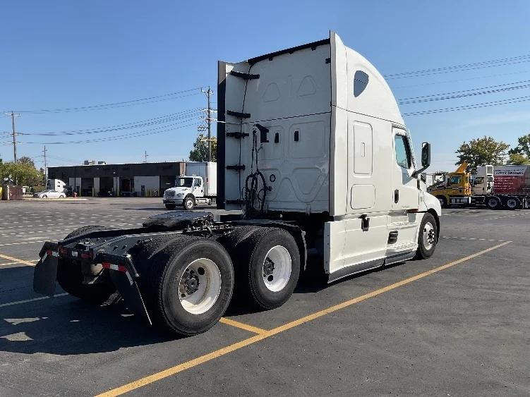 2022 Freightliner Cascadia in Oakwood Village, OH — photo 7