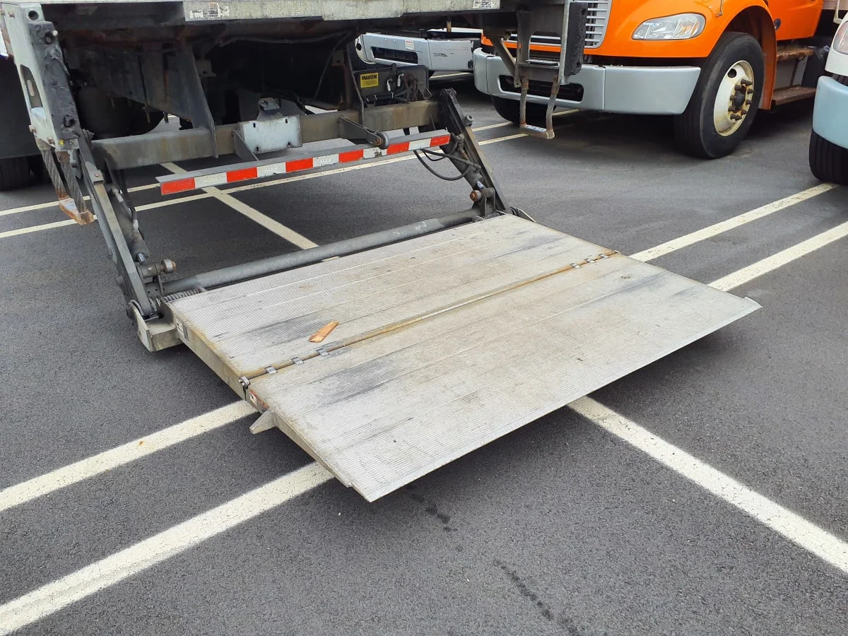 2016 International 4300 - image 12