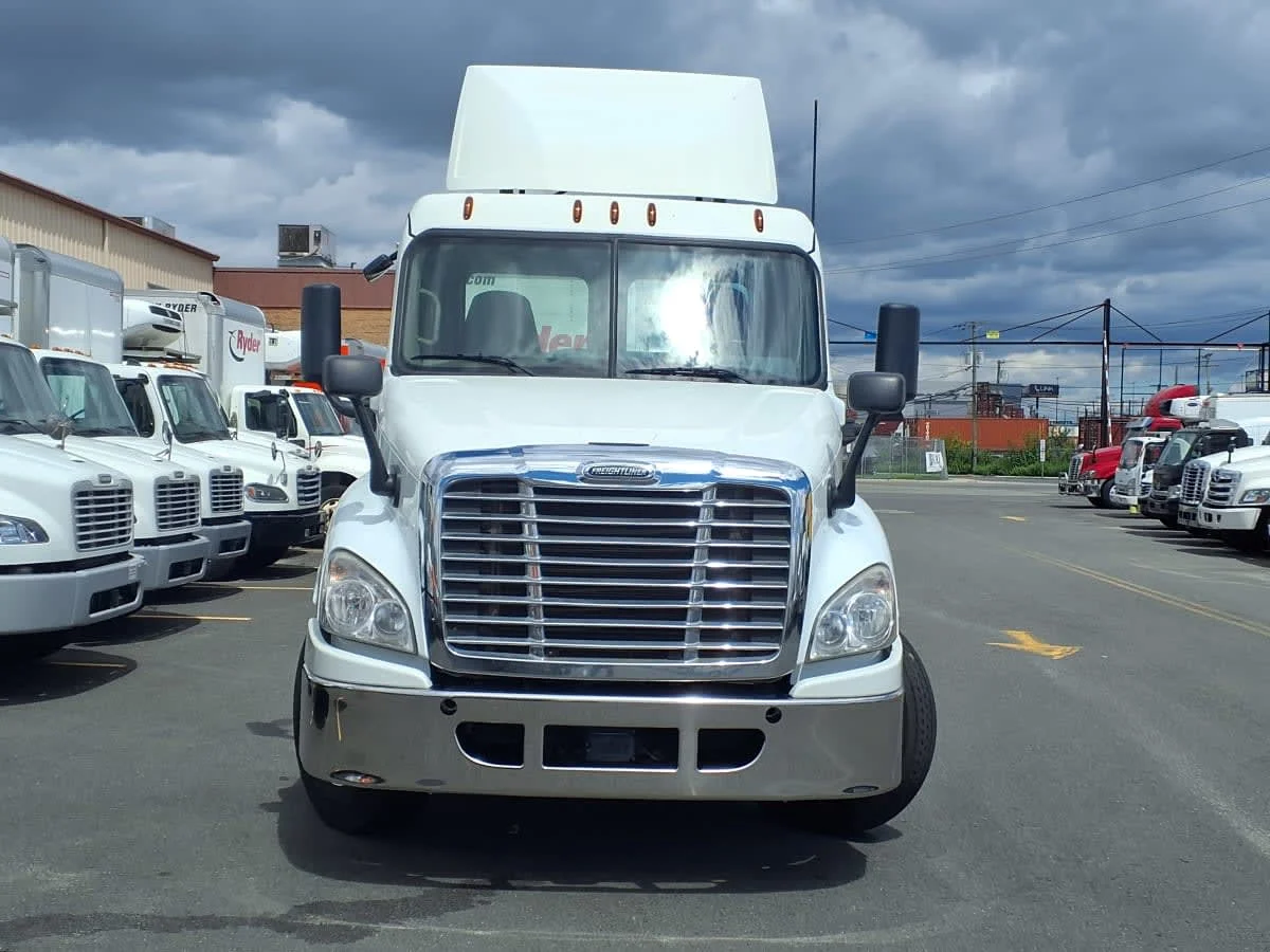 2018 Freightliner Cascadia in Newark, NJ — photo 2