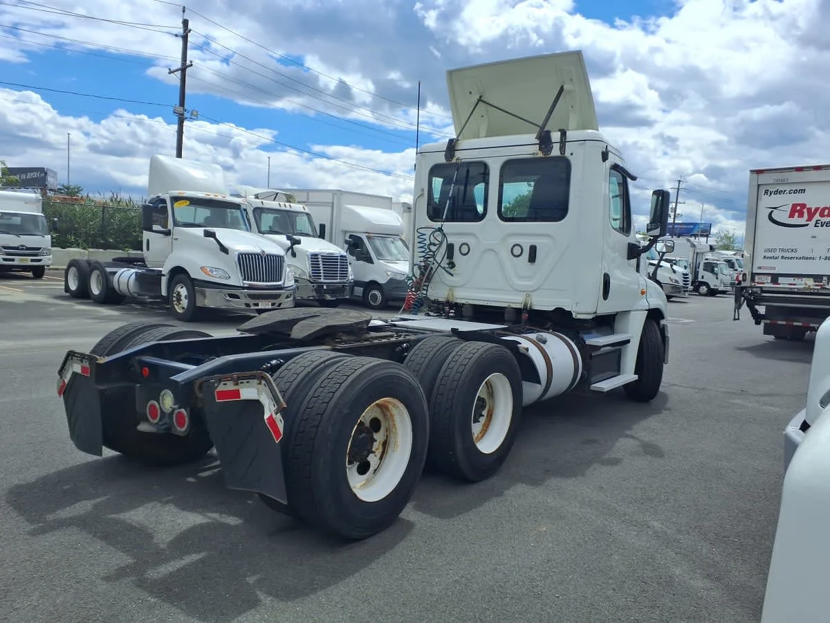 2018 Freightliner Cascadia in Newark, NJ — photo 4