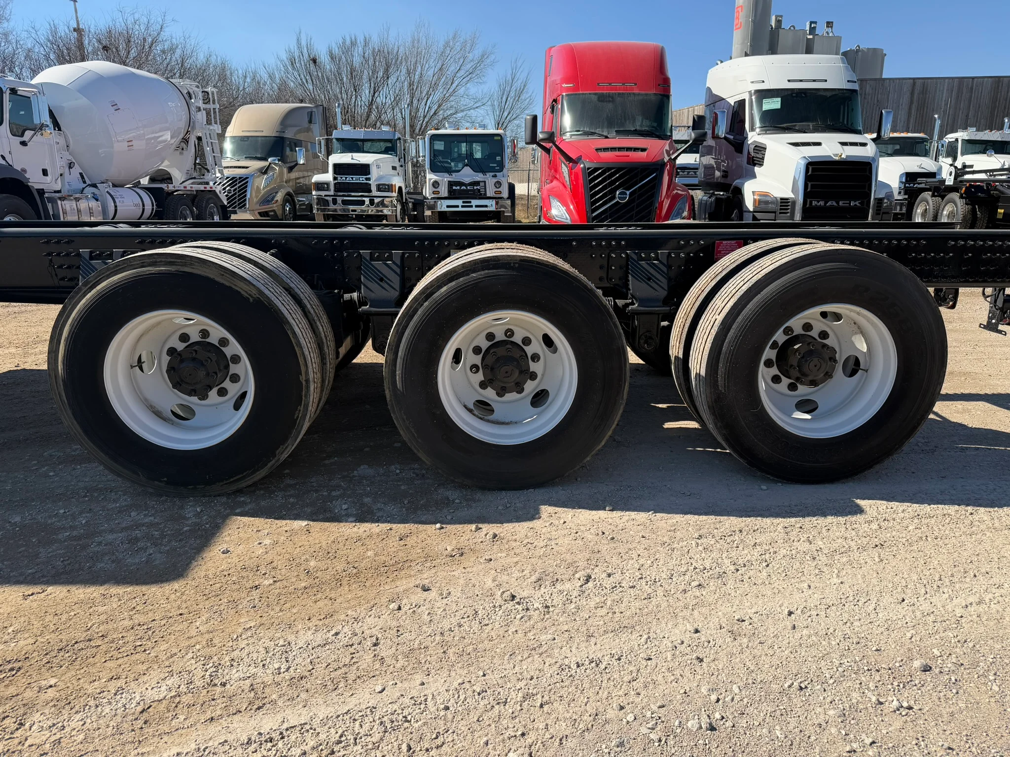 2024 Volvo VHD 300 in Fort Worth, TX — photo 9