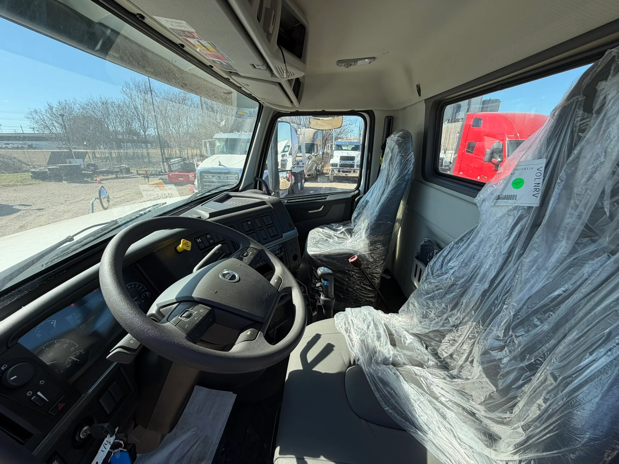 2024 Volvo VHD 300 in Fort Worth, TX — photo 11