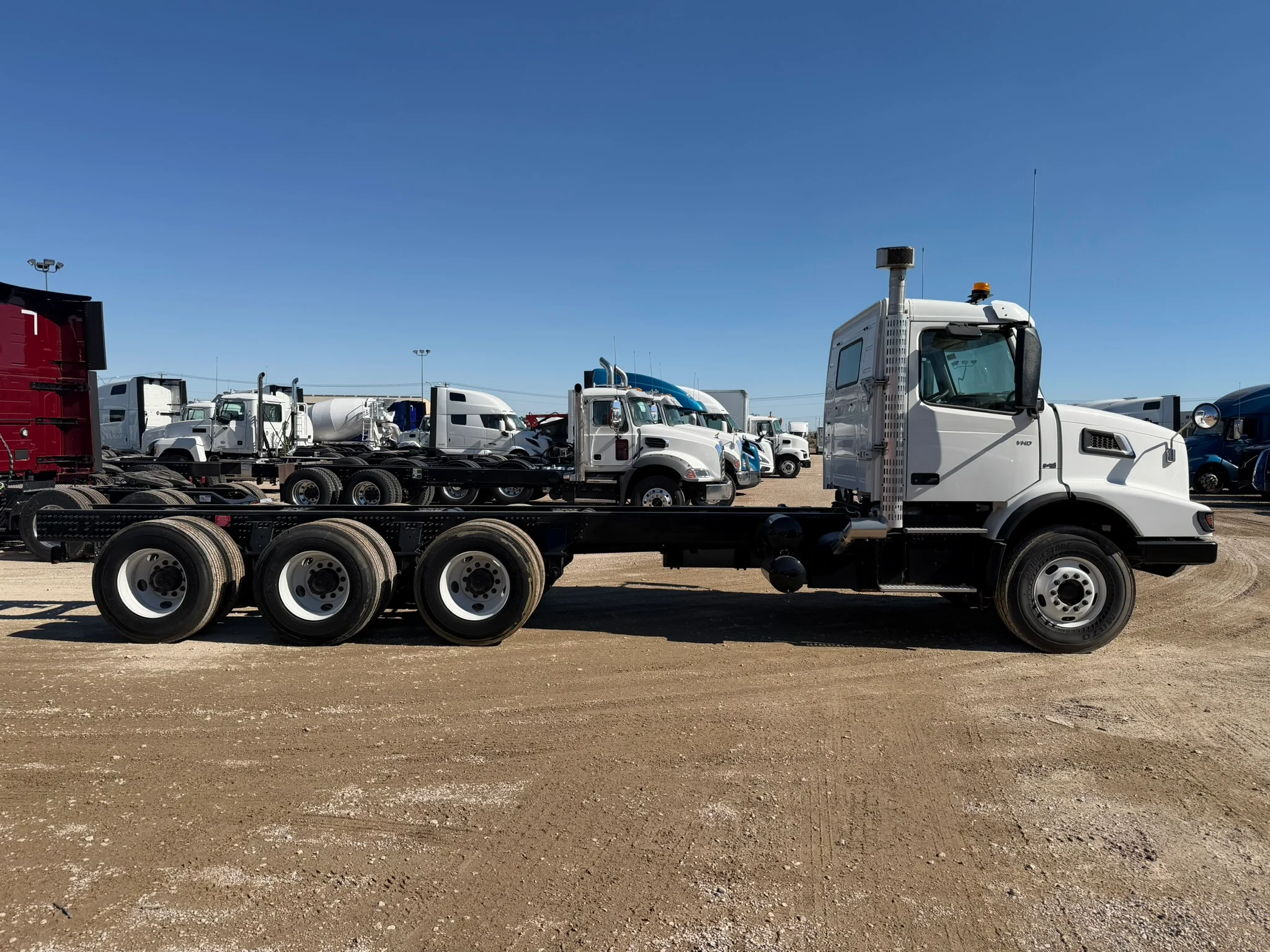 2024 Volvo VHD 300 in Fort Worth, TX — photo 4
