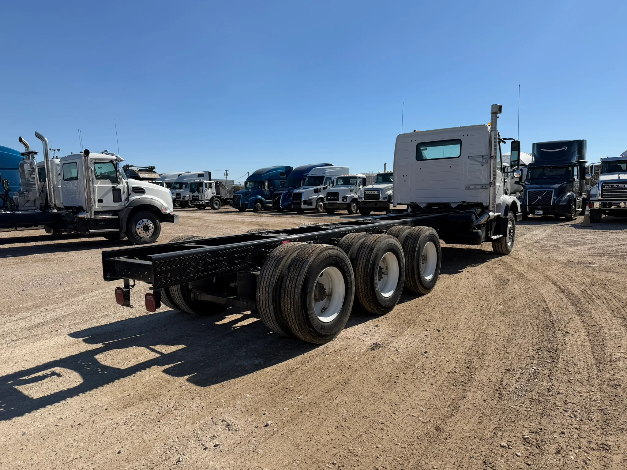 2024 Volvo VHD 300 in Fort Worth, TX — photo 5