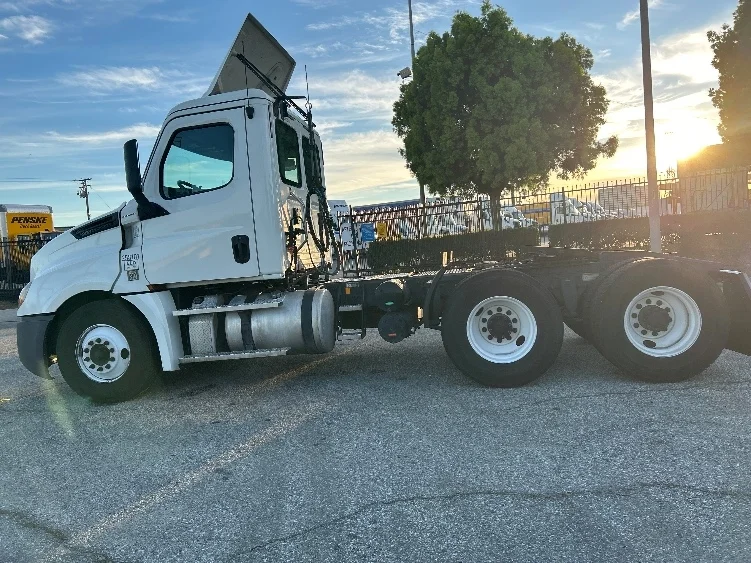 2020 Freightliner Cascadia in Torrance, CA — photo 4
