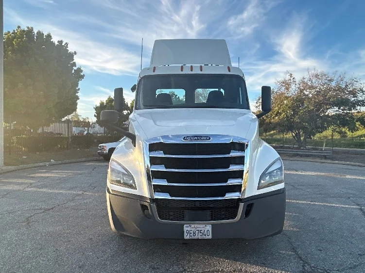 2020 Freightliner Cascadia in Torrance, CA — photo 2
