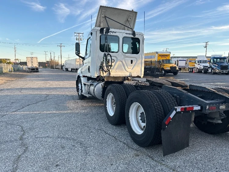 2020 Freightliner Cascadia in Torrance, CA — photo 5