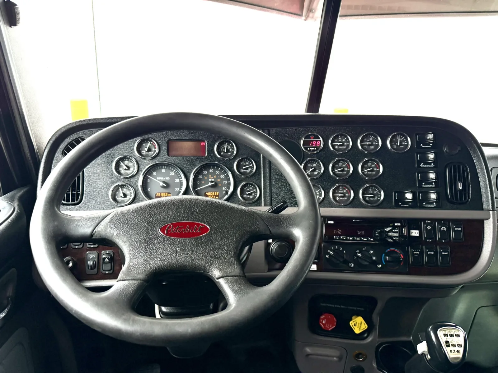 2017 Peterbilt 389 - image 16
