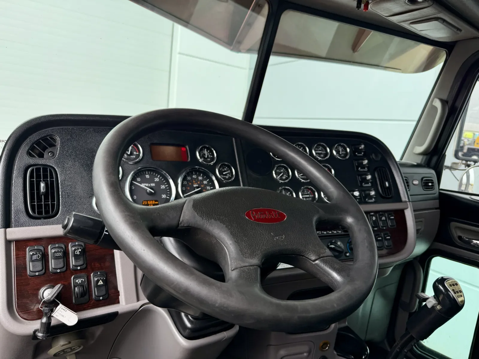2017 Peterbilt 389 in New Lenox, IL — photo 15