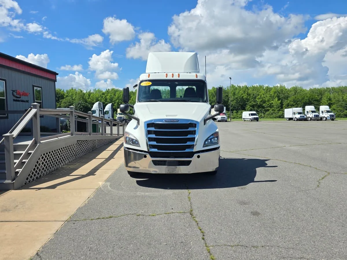 2019 Freightliner Cascadia in North Little Rock, AR — photo 2