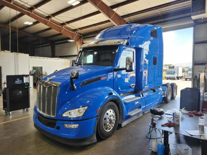 2025 Peterbilt 579 — photo 2