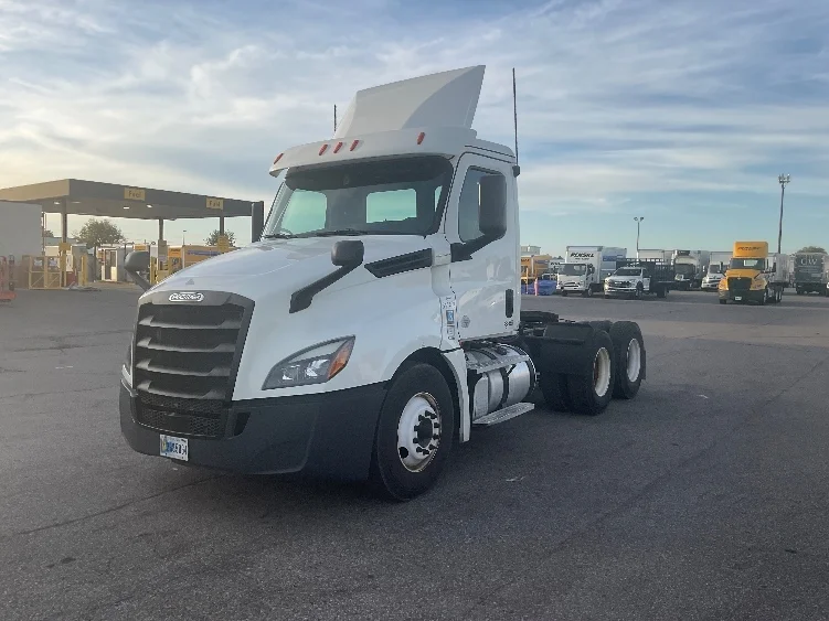 2020 Freightliner Cascadia in Allen Park, MI — photo 3
