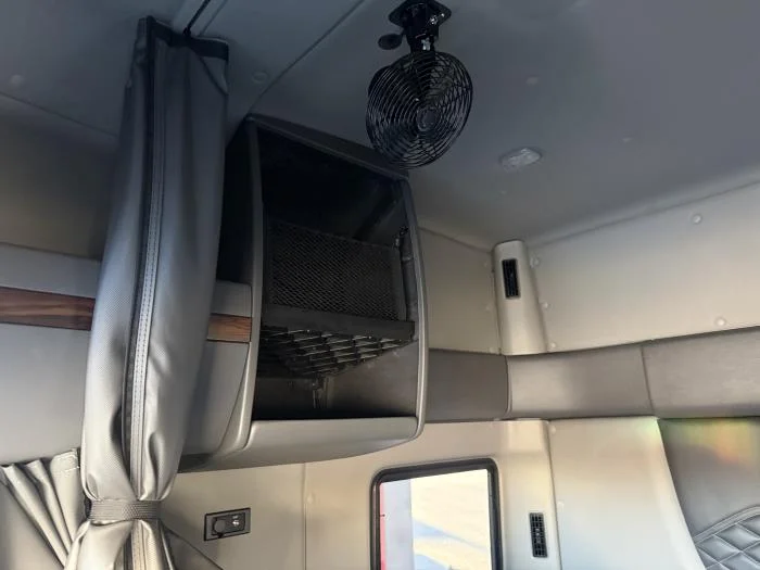 2027 International HX — photo 19