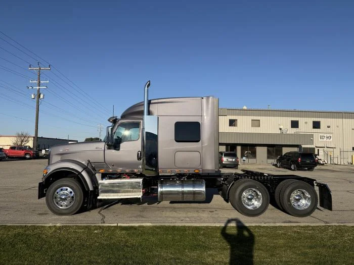 2027 International HX — photo 3