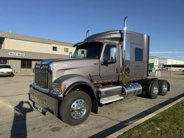 2027 International HX — photo 2