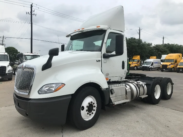 2018 International LT - image 3