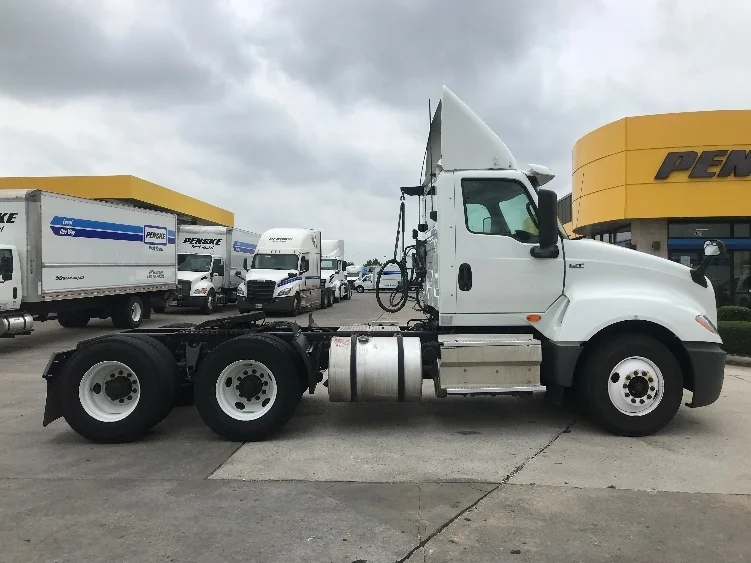 2018 International LT - image 8