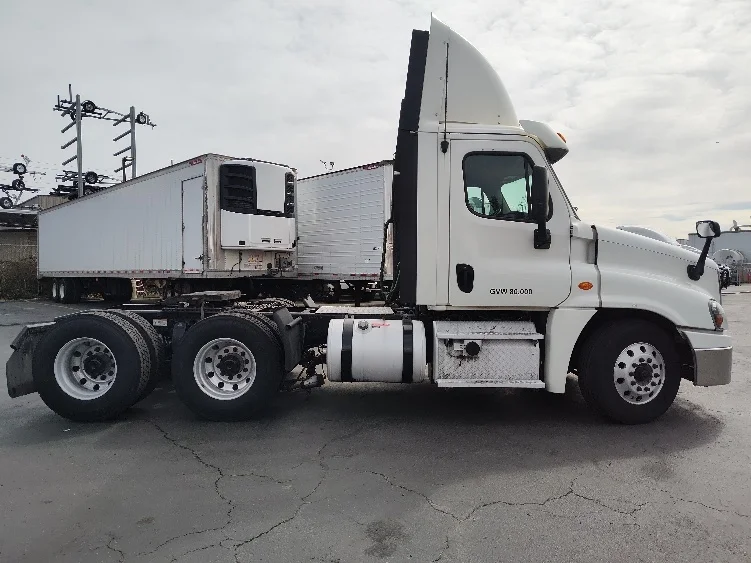2019 Freightliner Cascadia in Kent, WA — photo 8