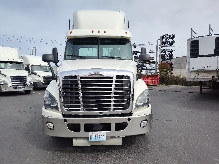 2019 Freightliner Cascadia in Kent, WA — photo 2