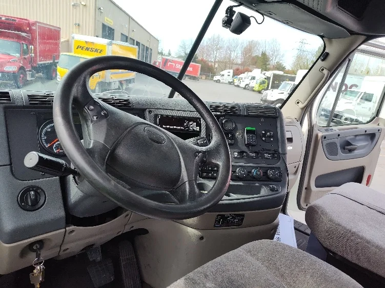 2019 Freightliner Cascadia in Kent, WA — photo 10