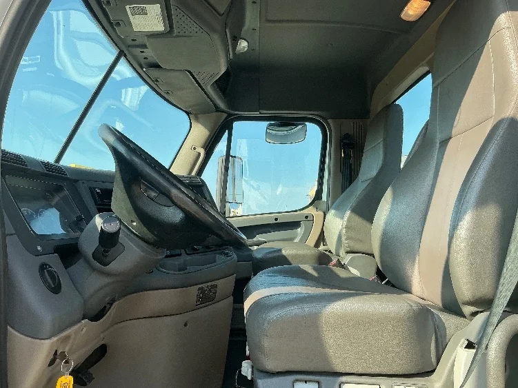 2020 Freightliner Cascadia - image 10