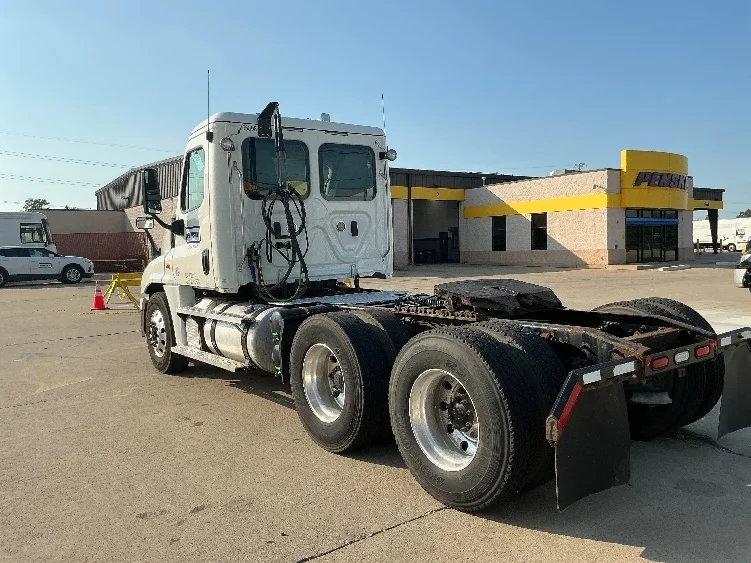2020 Freightliner Cascadia - image 5