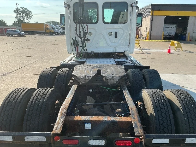 2020 Freightliner Cascadia - image 6