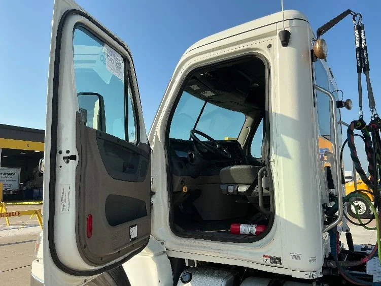 2020 Freightliner Cascadia - image 9