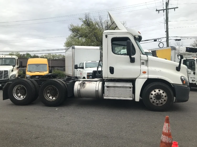 2018 Freightliner Cascadia in Baltimore, MD — photo 8
