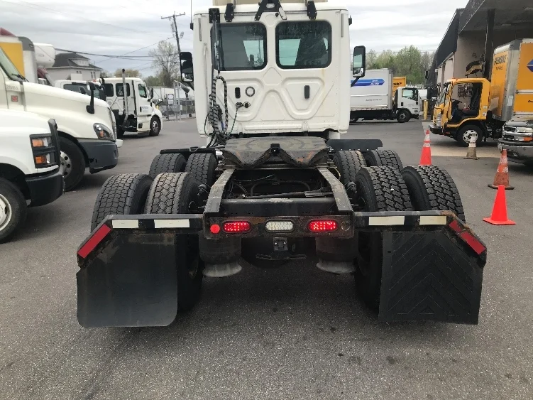 2018 Freightliner Cascadia in Baltimore, MD — photo 6