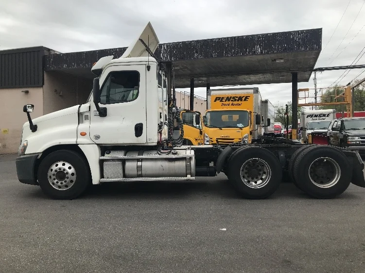 2018 Freightliner Cascadia in Baltimore, MD — photo 4