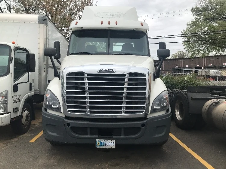 2018 Freightliner Cascadia in Baltimore, MD — photo 2