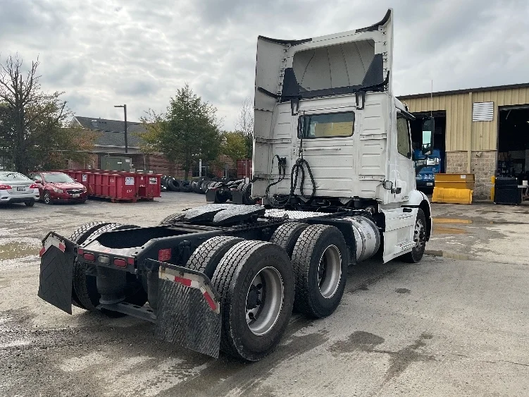 2020 Volvo VNR 640 in Davenport, IA — photo 7