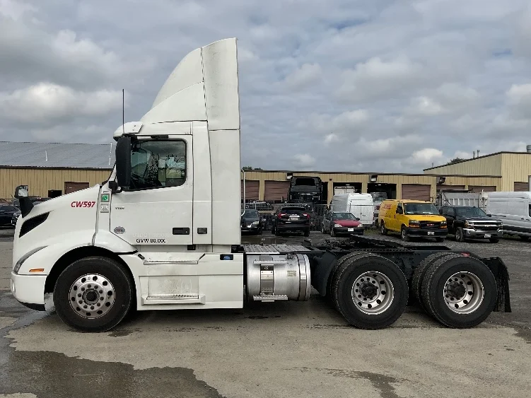 2020 Volvo VNR 640 in Davenport, IA — photo 4