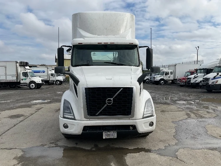 2020 Volvo VNR 640 in Davenport, IA — photo 2